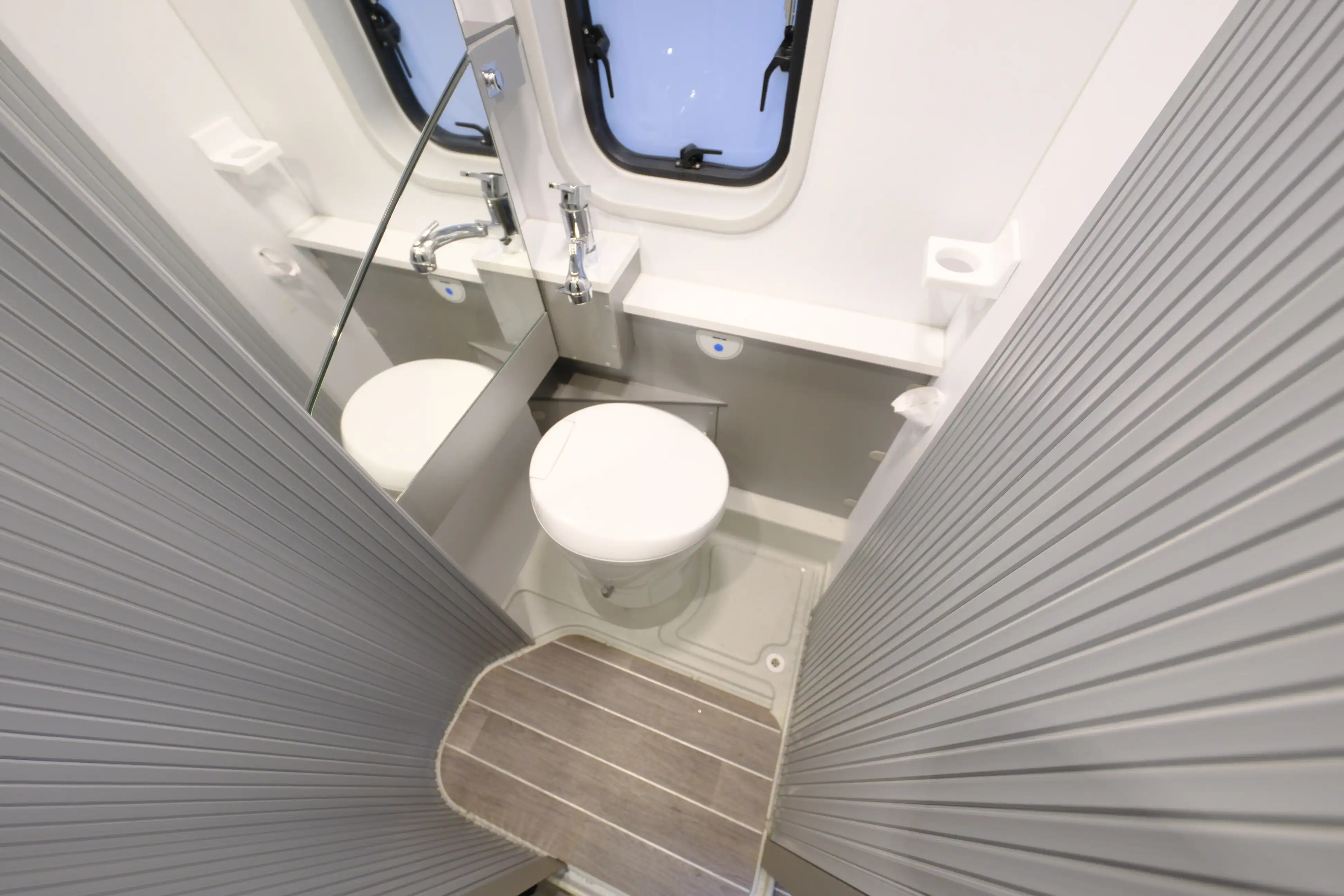 ADRIA Twin 640 SLX Platinum - Ansicht 15